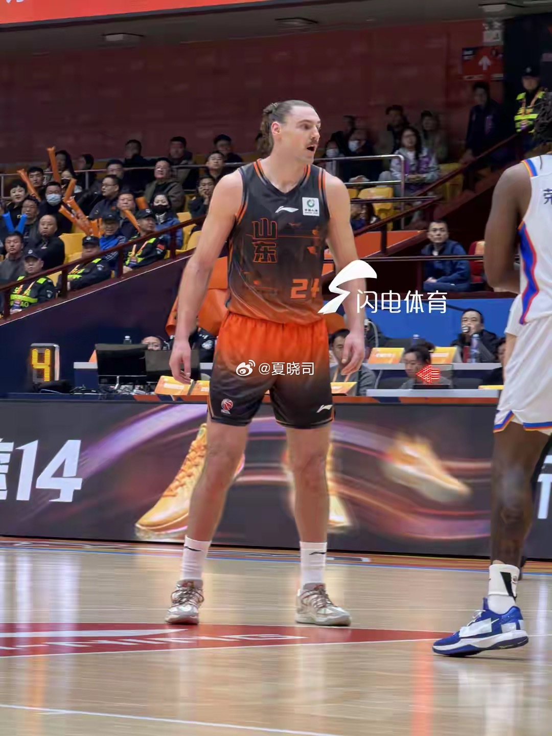 对阵福建，山东队上半场防守确实不好，整体太散。山东男篮末节赢球，郭凯关键时候表现