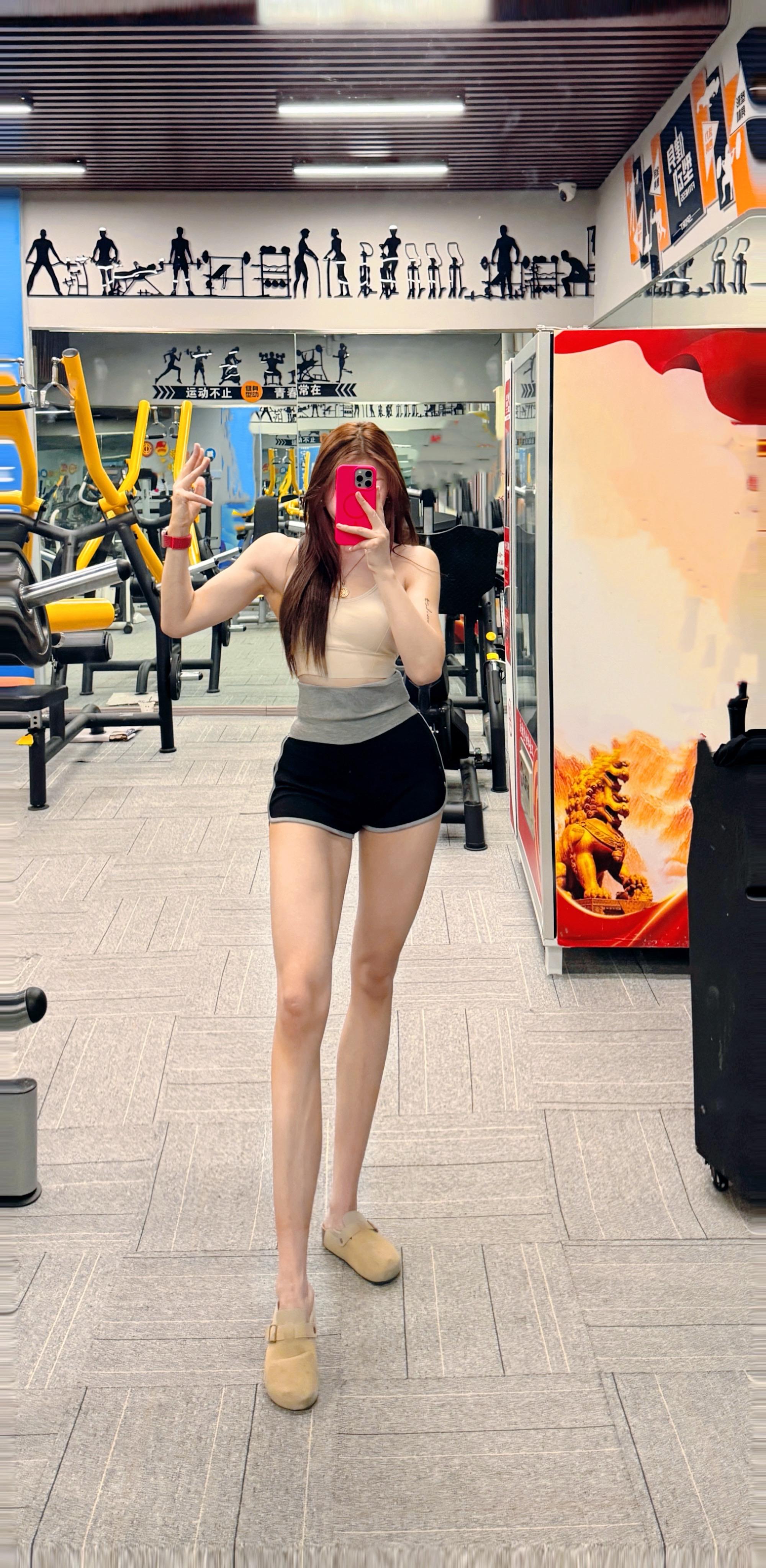宽肩窄腰接下来榨一榨手臂