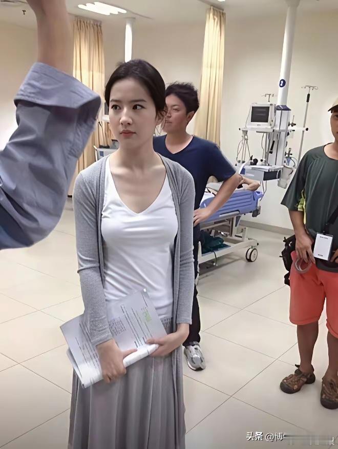 不愧是娱乐圈里最美的一个女明星，素颜都是这么好看。她身材匀称，五官挑不出毛病，容