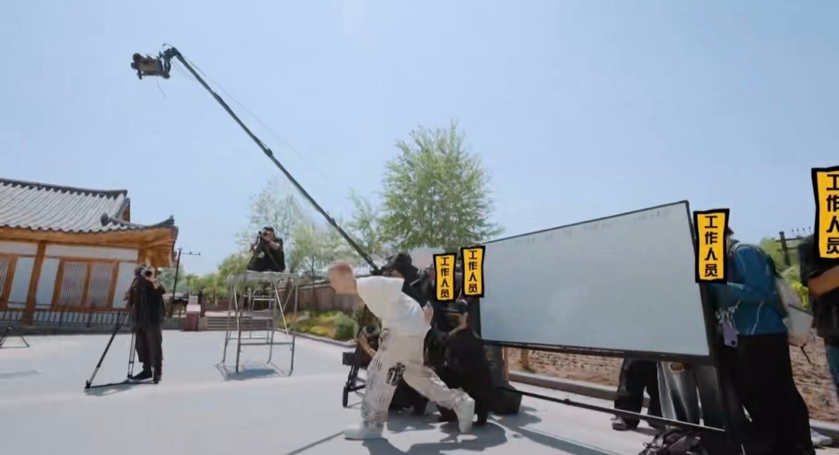 马頔问鹿晗是要回北京吗哈哈哈哈哈鹿晗大象鼻子转圈后重心跑偏，起跳瞬间直接冲出镜头