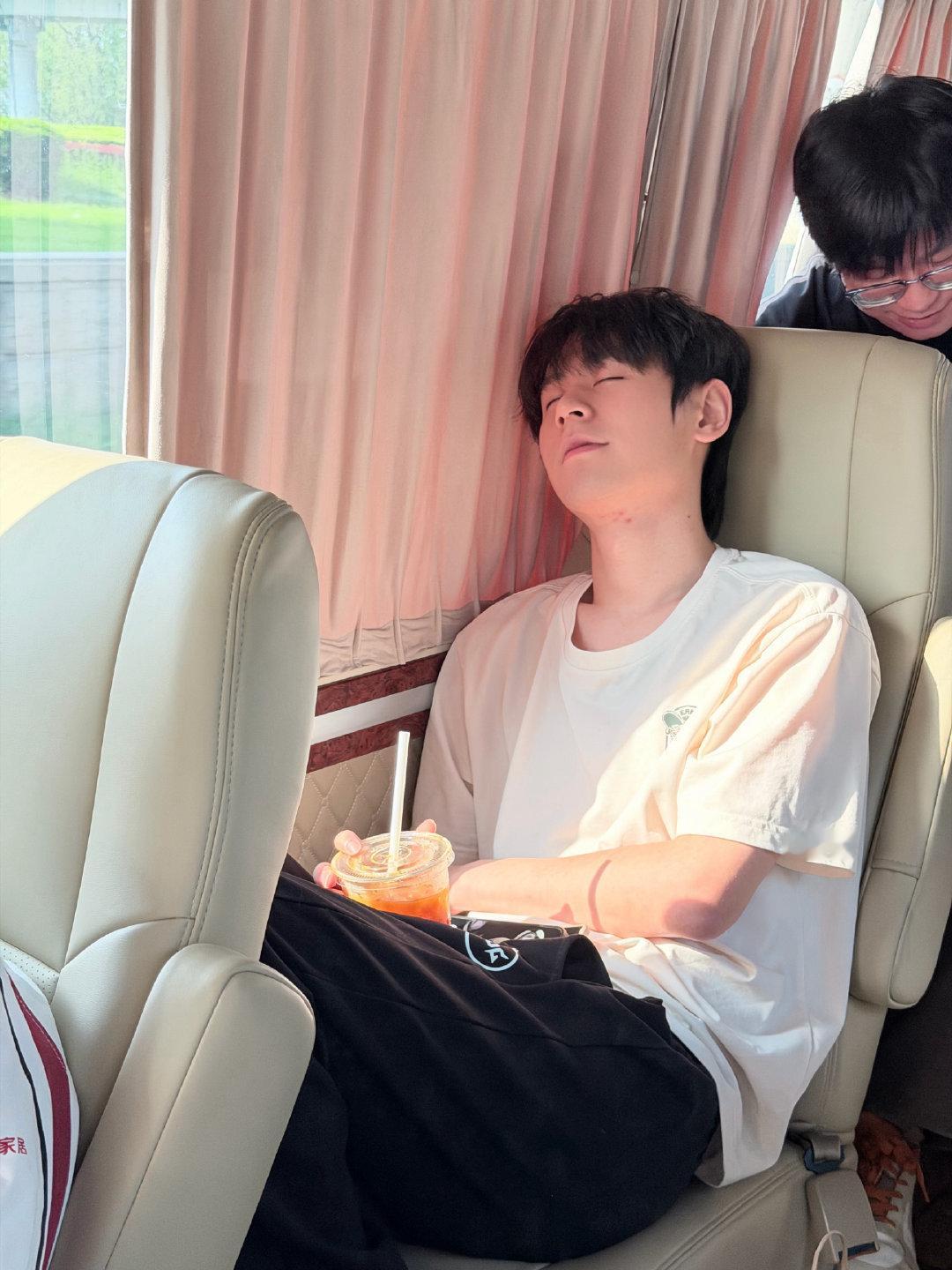 宝宝不许在车上睡哦不然我会干坏事的