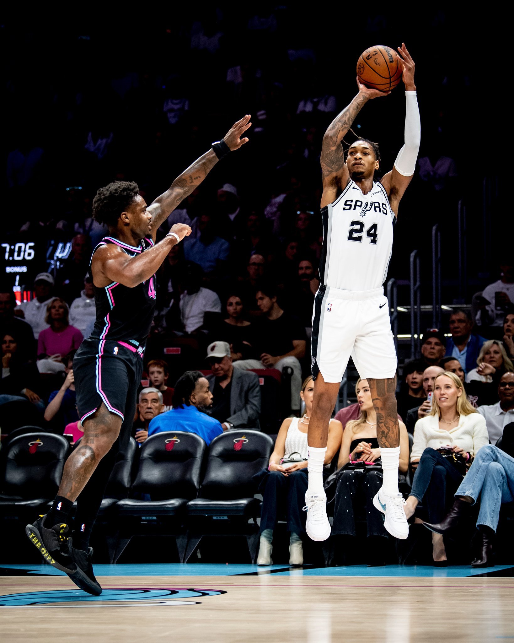 全场比赛结束！马刺客场136-111轻取热火，拿到六连胜🎉马刺（54-18）：