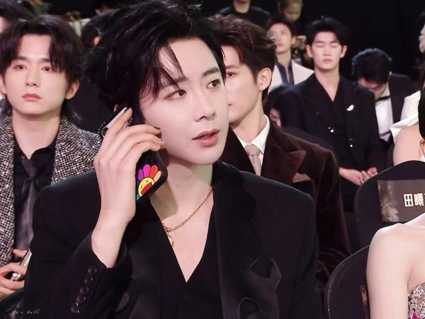 摩登兄弟 看看我！在线蹲一个翻牌~ 喂，晚安🔆⭐