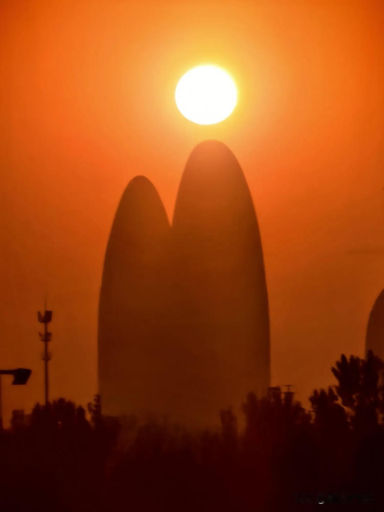  重阳节快乐！霞光万道映高楼，瑰丽壮观展华彩。#霞光晨影#