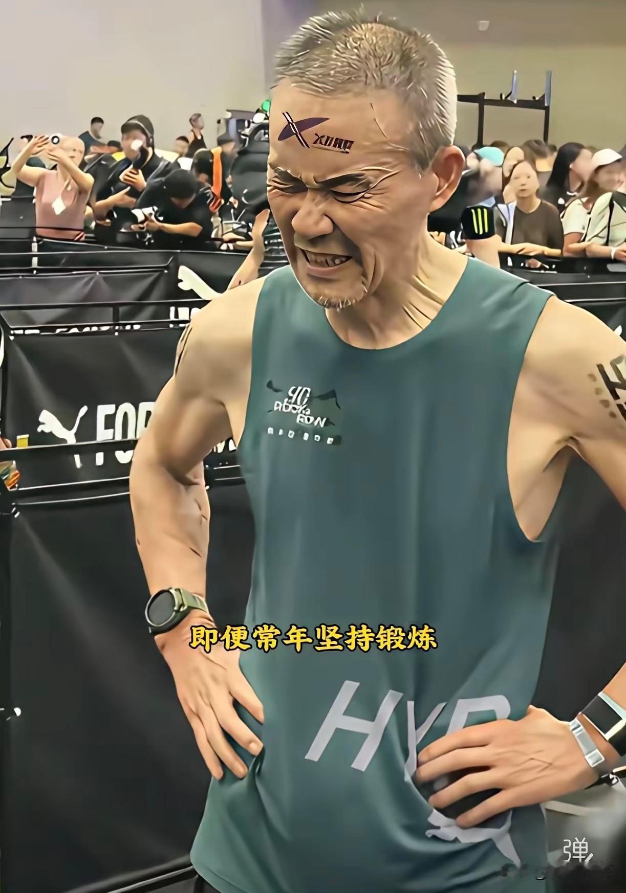 王石，真的到极限了！

近日，有网友跑步偶遇王石，只见他眉头紧紧拧在一起，眼角皱