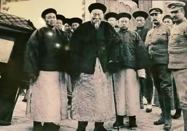 弱国无外交，李鸿章的表情说明了一切。