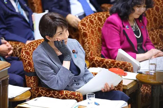 高市早苗内阁关系图
高市早苗 
├── 丈夫：山本拓元（原众议员）← 政局商量对