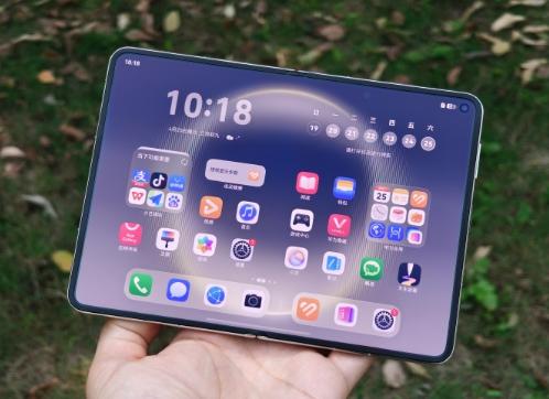 华为算不算又引领潮流了？

折叠屏这块，华为确实太权威了！双折叠、竖折叠、三折叠