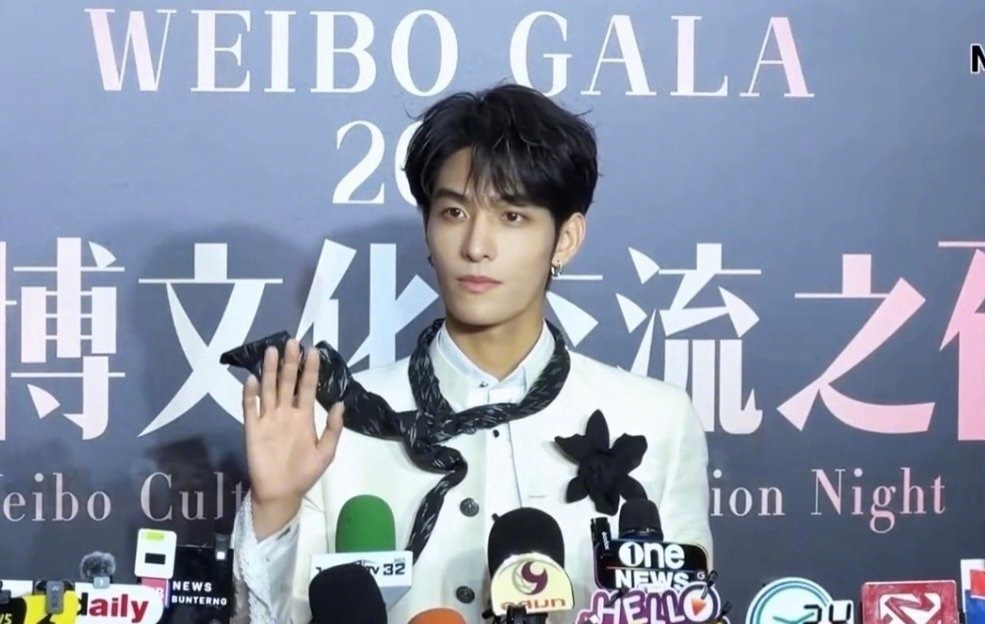 何衍朝红毯新星气质 何衍朝微博文化交流之夜泰国站红毯白色西装搭配特色领带造型亮眼