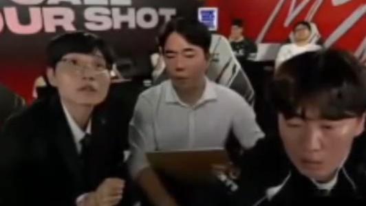 HLE被追成1比1，Homme的赛训组表情微妙。HLE LYONKanavi亮J