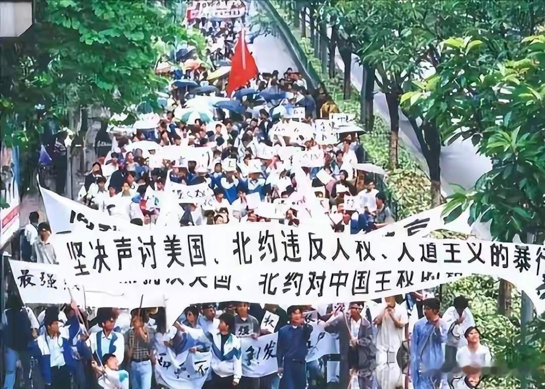 美国终于明白：当年炸毁中国大使馆，中国为什么不反击？

这问题问到了点子上，也问