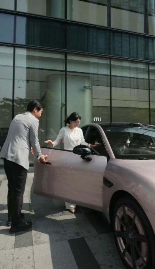 【雷军：新一代小米 SU7 锁单量已超过 3 万辆】小米新一代 SU7 车型交付