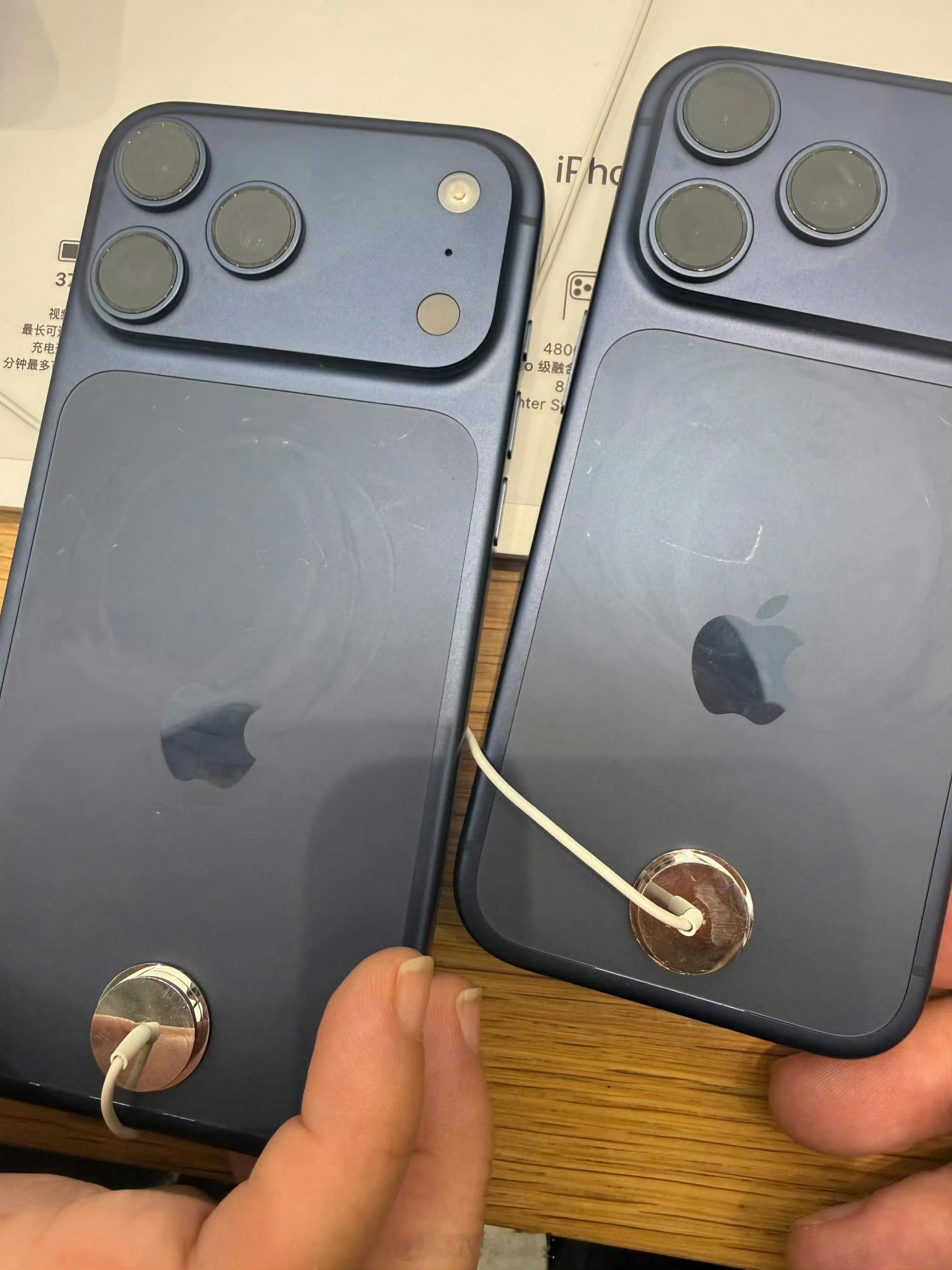 iPhone17Pro线下展出真机已满身划痕每年都有直营店的机器被恶意用钥匙或者
