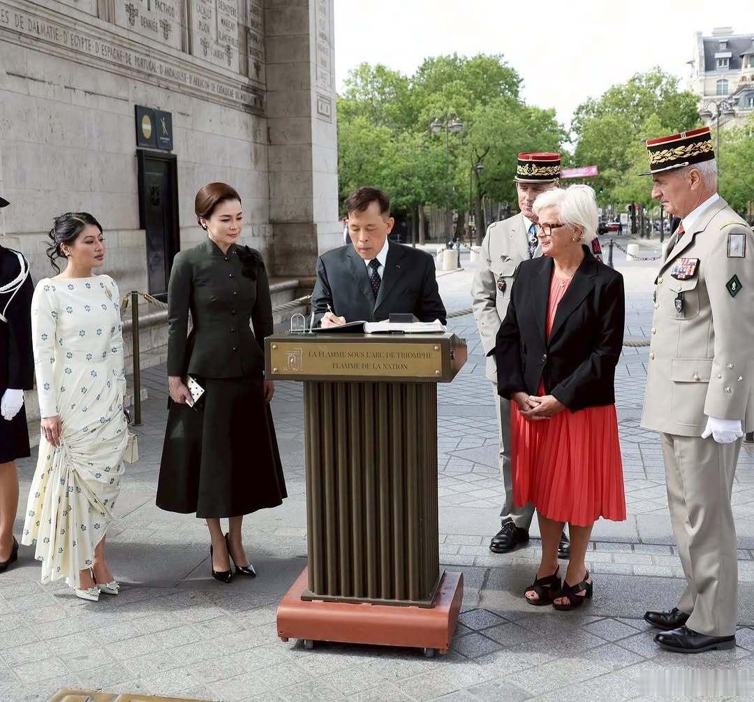 泰国王室 🇹🇭🇫🇷6月30日，哇集拉隆功国王和苏提达王后、思蕊梵娜瓦瑞公