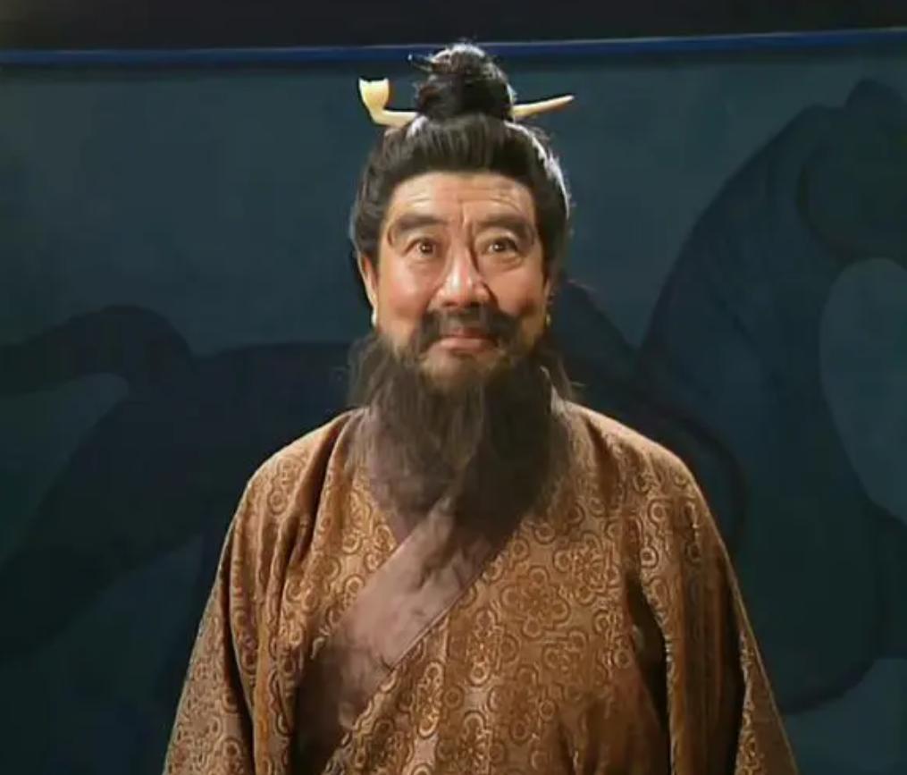 曾几何时，董卓也是那个英姿飒爽，有着壮心雄心的年轻人。
董卓出生在豫州，他老爹只