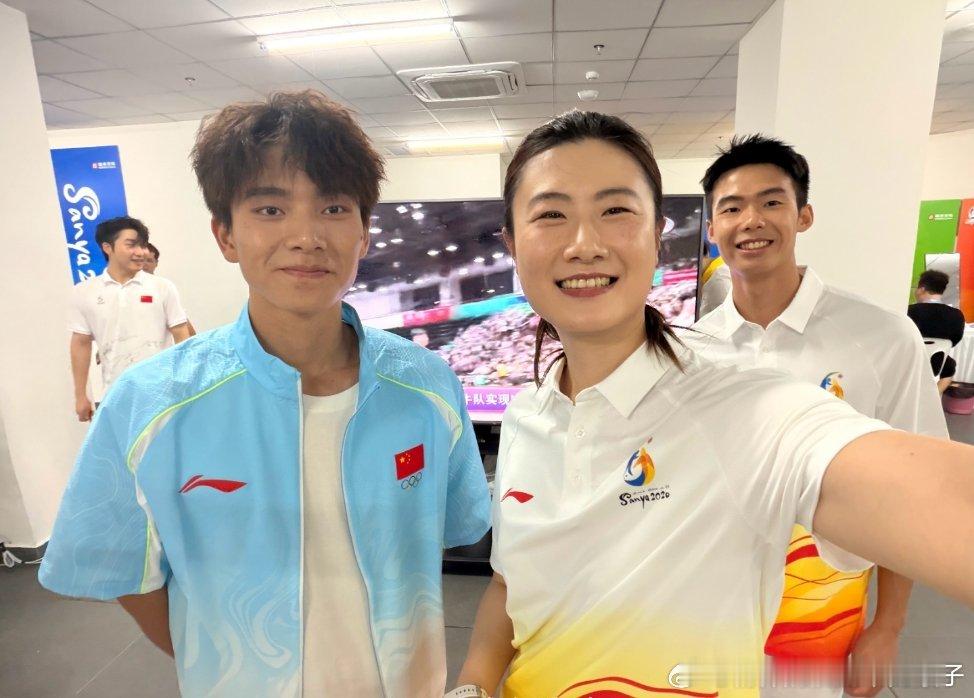 丁宁在2026年三亚亚沙会和伍鹏的合影🤳
