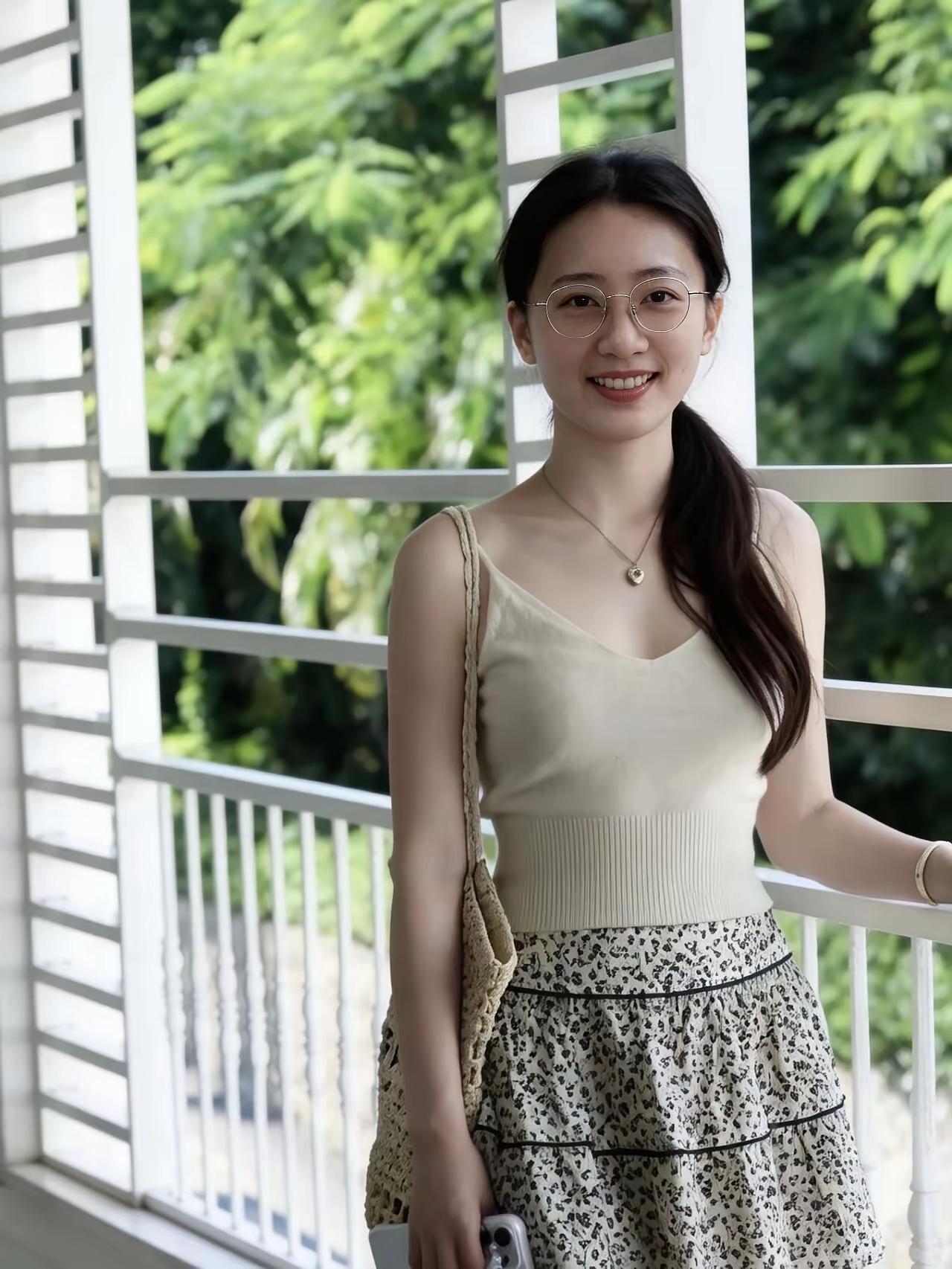 今年春天最想实现的心愿，就是把日子过成这样的松弛感✨
 
奶白吊带搭碎花半裙，背