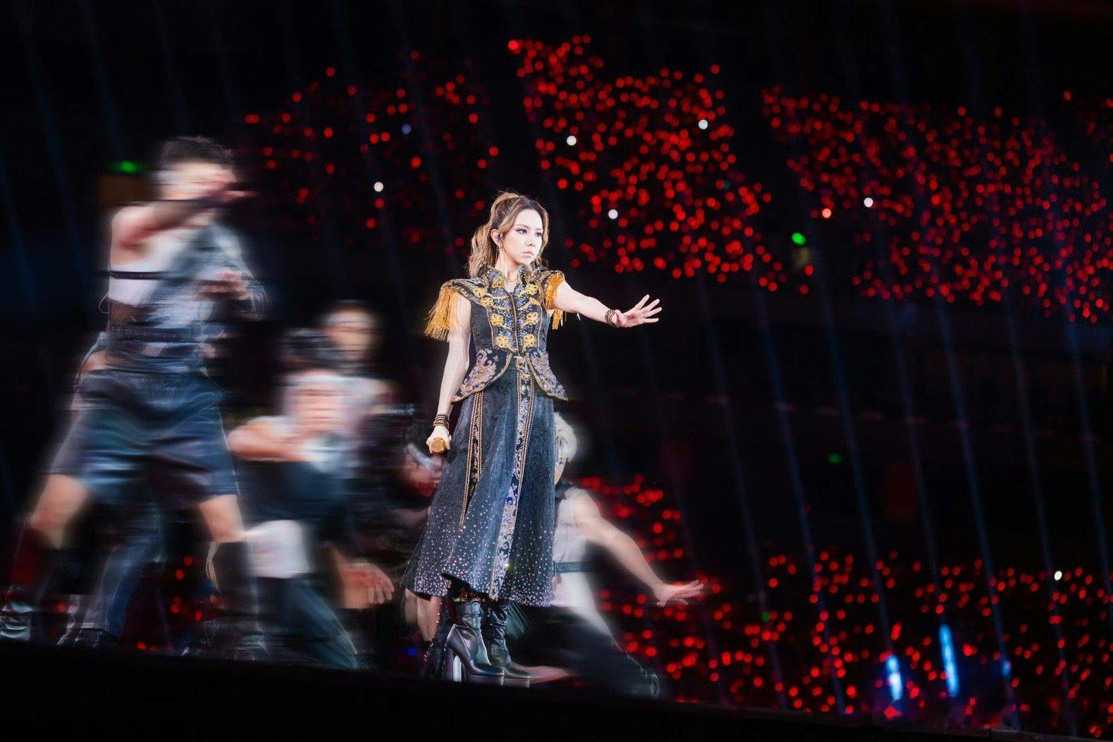 邓紫棋你昨天不是这样的 从昨晚谈及火灾哽咽落泪的感动，到今晚突然开启双倍飞吻找补