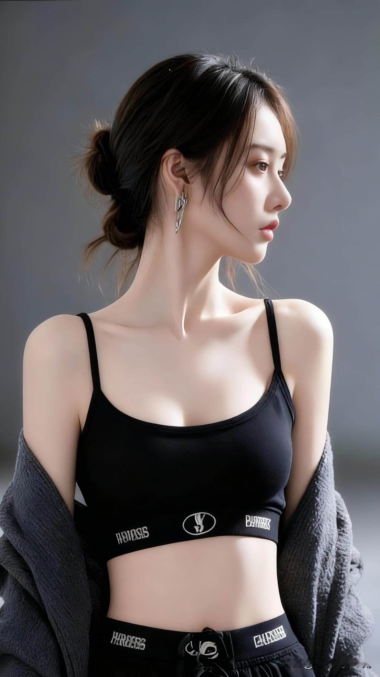 黑衣美人倚，耳畔风铃响。晒出女性魅力 优雅运动风，黑色运动内衣搭配灰色外套，尽显