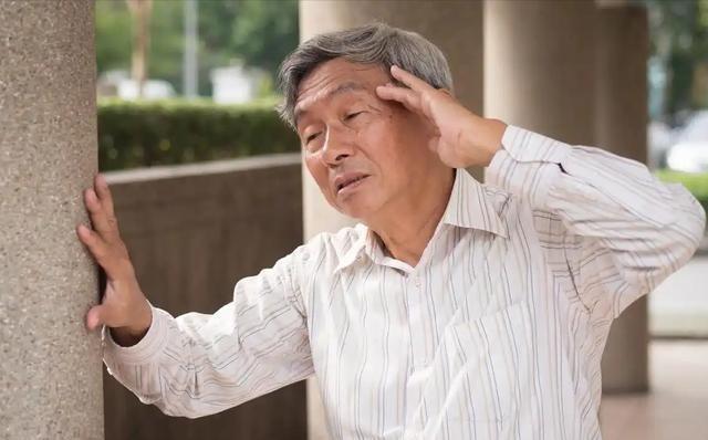 在男人的健康问题上，很多人会想到抽烟、喝酒、熬夜等行为，认为这些习惯会大大缩短寿