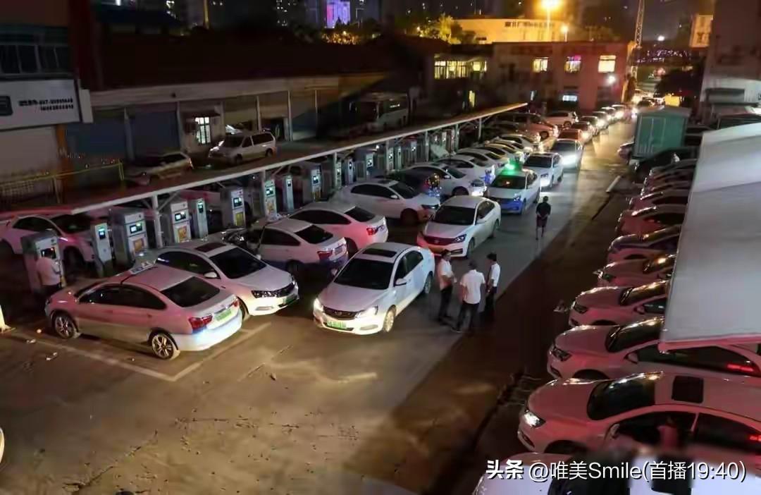 谁来背锅

国庆假期新能源车充电难问题集中爆发，暴露了产业链各环节的结构性矛盾，