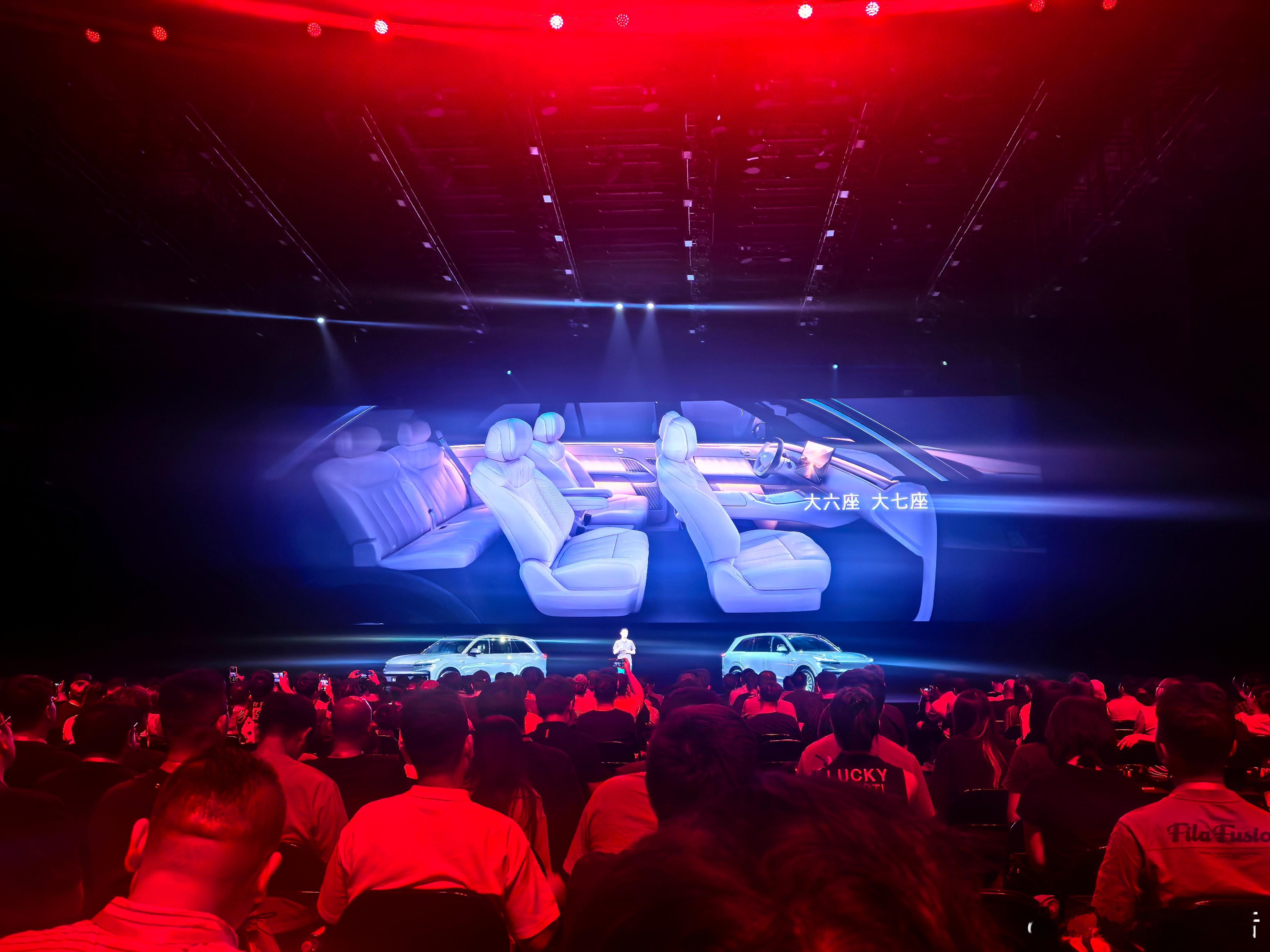 李斌现场回答了，乐道L90有大六座版，也有大七座版。蔚来乐道L90大三排SUV空