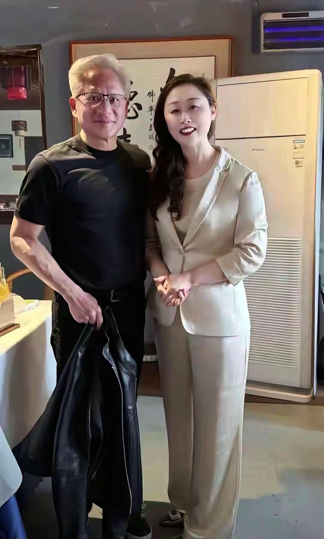 黄仁勋太好了吧，每个人都耐心合照！希望你常来玩哦！黄仁勋 英伟达