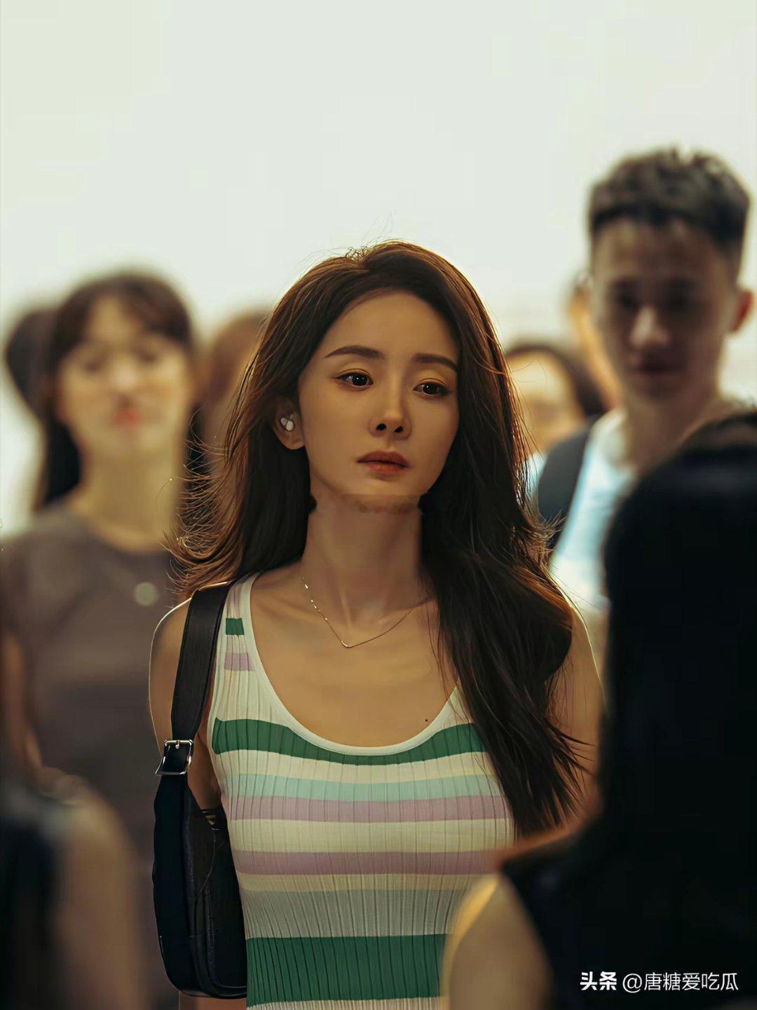 杨幂和刘诗诗抱团了张艺谋新电影《惊蛰无声》刘诗诗和杨幂其实戏份都不多，主演是易烊