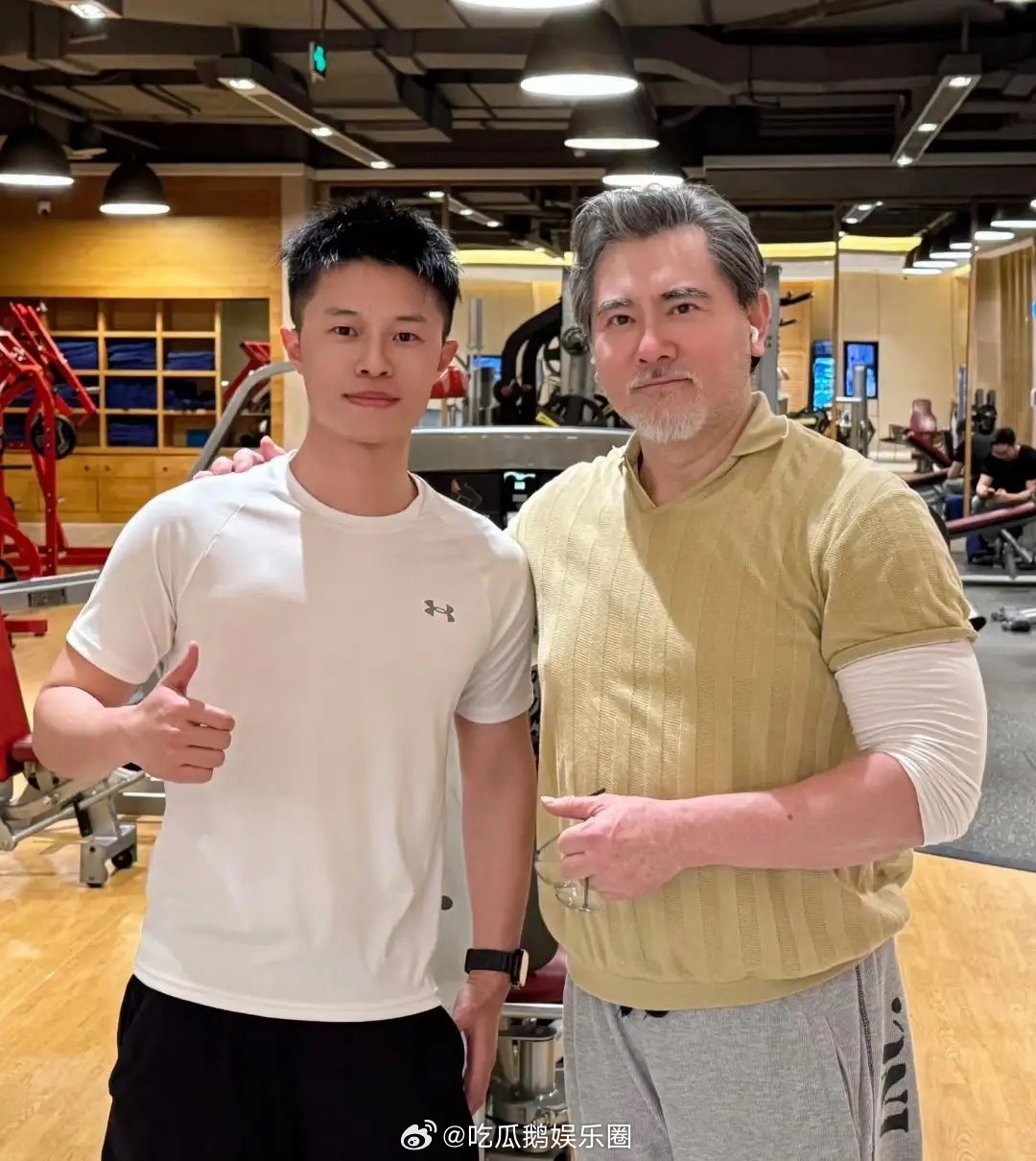 65岁赵文瑄现身健身房锻炼被偶遇，他身材肥胖，大肚腩明显，满头银发，胡须花白，看