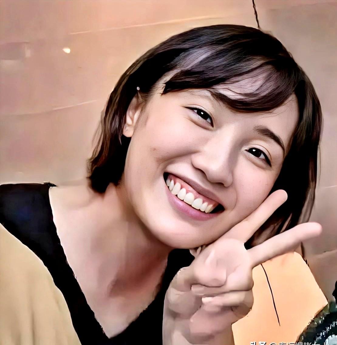 都说黄曦宁配不上，那是没见过她的本事。
她可不是啥普通助理。平时看着素颜温柔，一