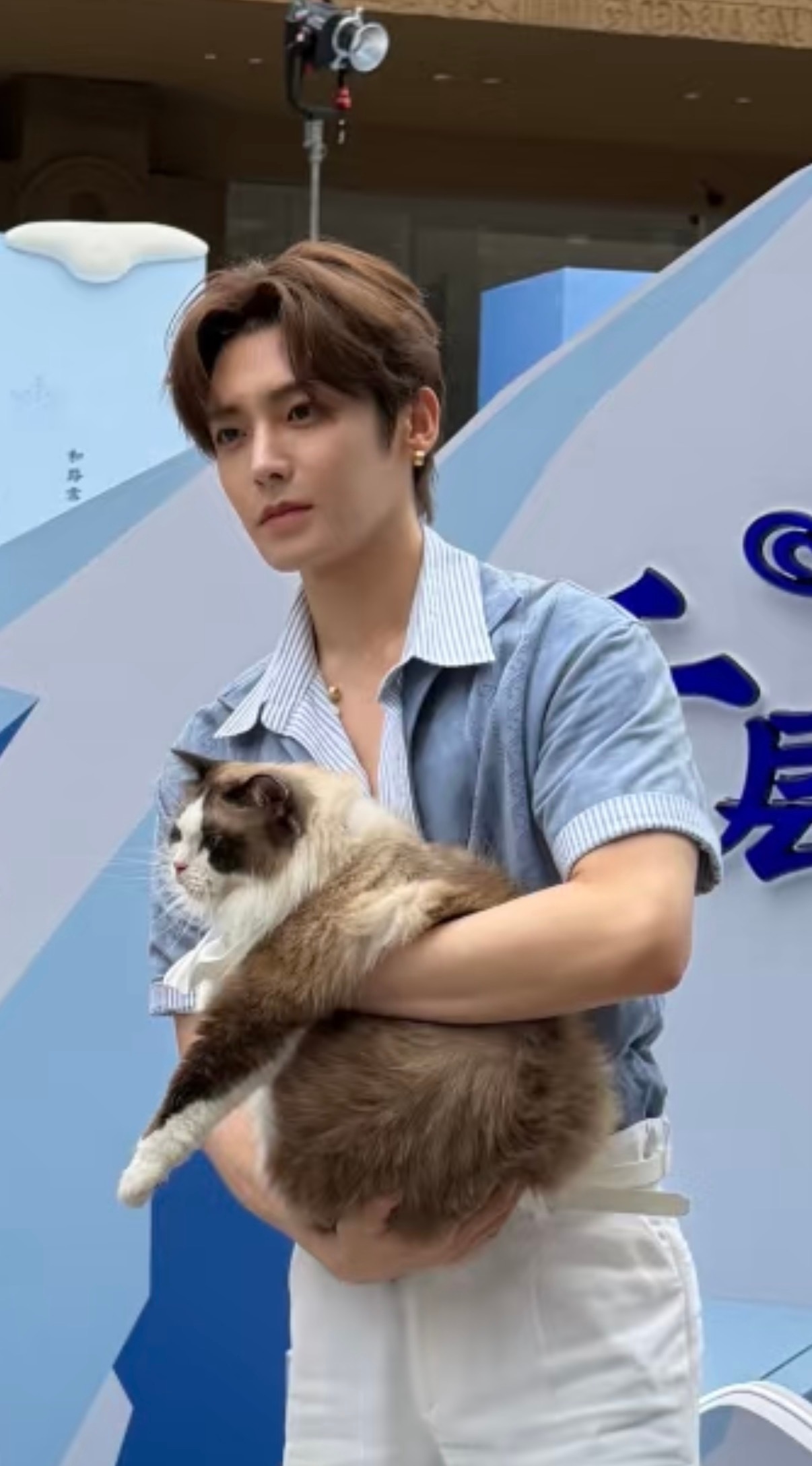 侯明昊这是凌晨四点多才睡的状态吗也太帅了！！！ 