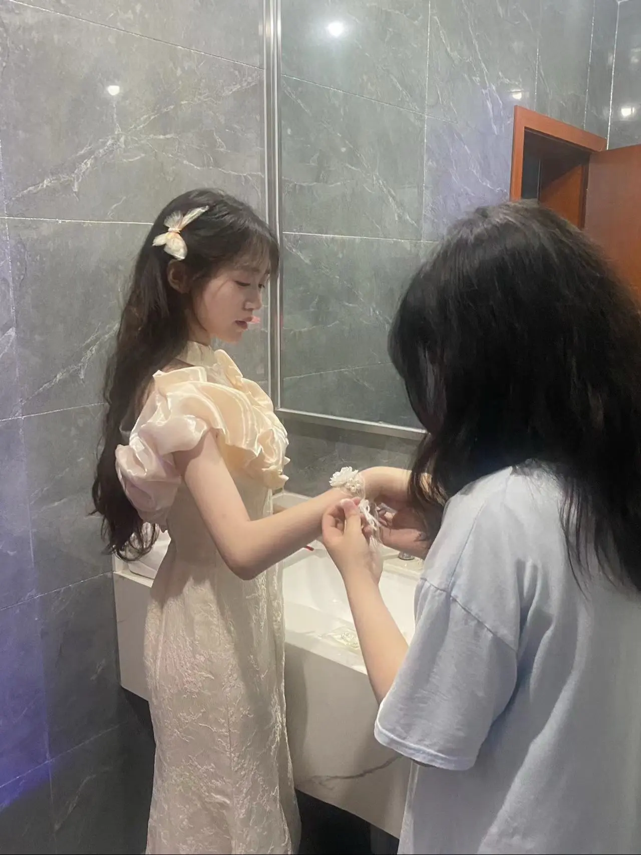 翻到过去高三毕业晚会的照片，时间好快啊，马上又有高三要毕业了