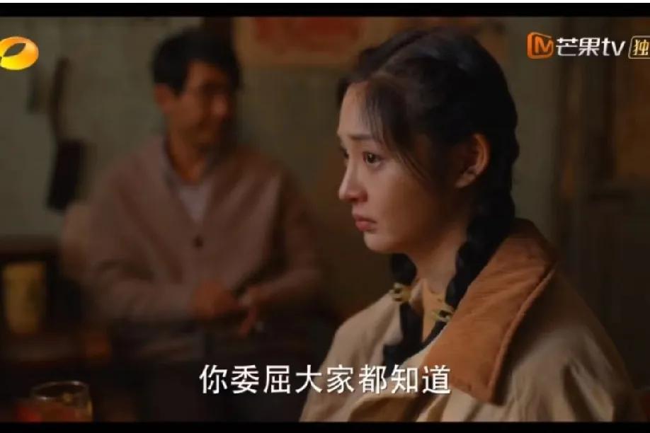 追《小巷人家》，吴珊珊这个角色真是把人看得又气又叹！有人骂她“自私精”，为了利益