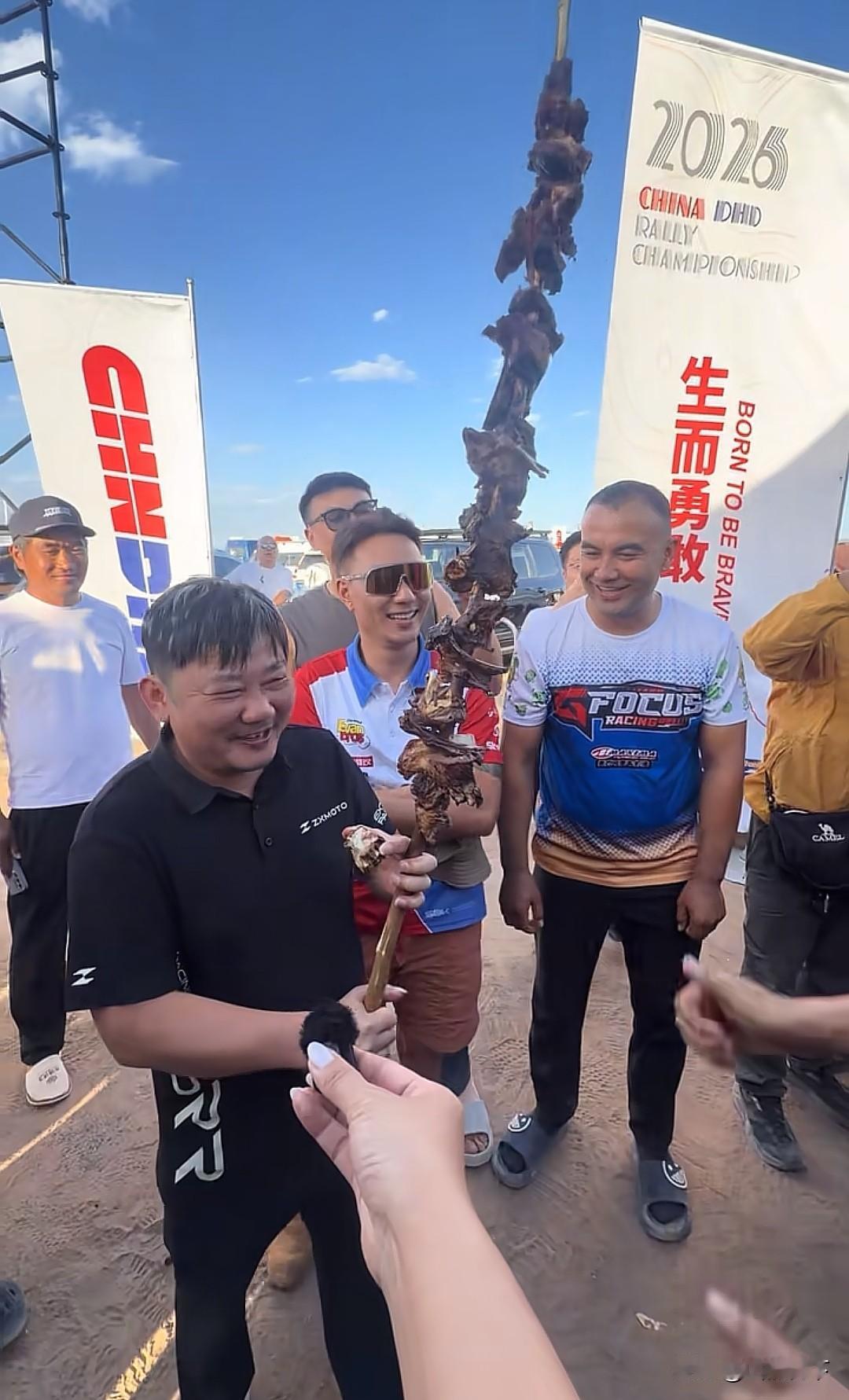 网友的嘴是真损啊，新疆老板请张雪吃1.5米大烤串，评论区网友猛刷“串比人高，串比