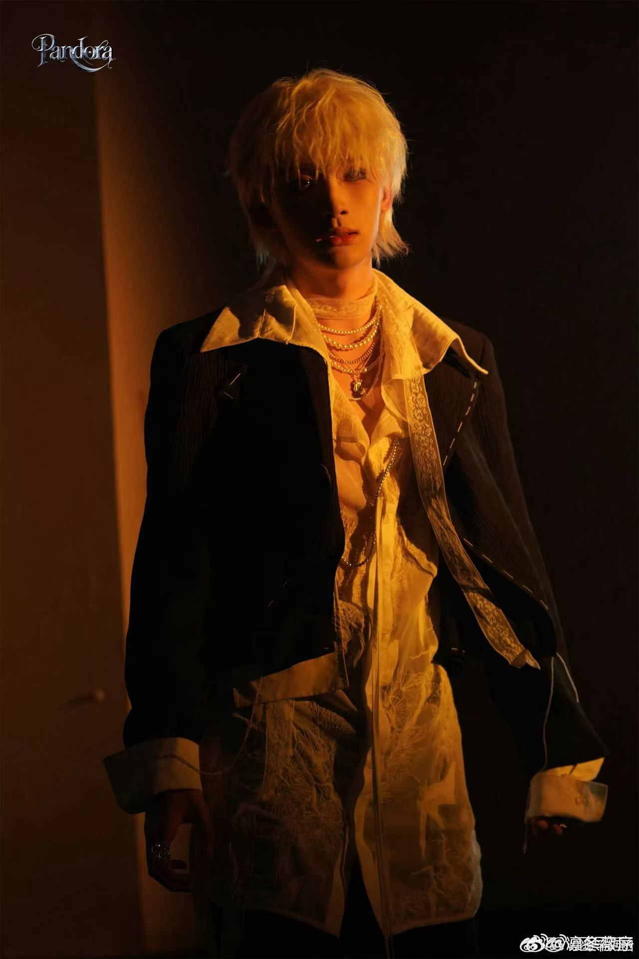 余宇涵白菜对我笑手势舞 被余宇涵这支手势舞狠狠戳中审美，干净清爽又有少年气，动作