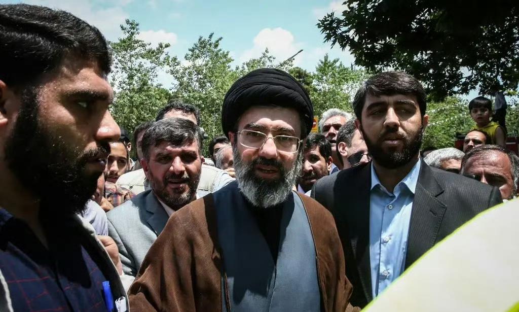 经过几天的讨论和酝酿，穆杰塔巴成为了古老波斯新的领头人。穆杰塔巴生于1969年，