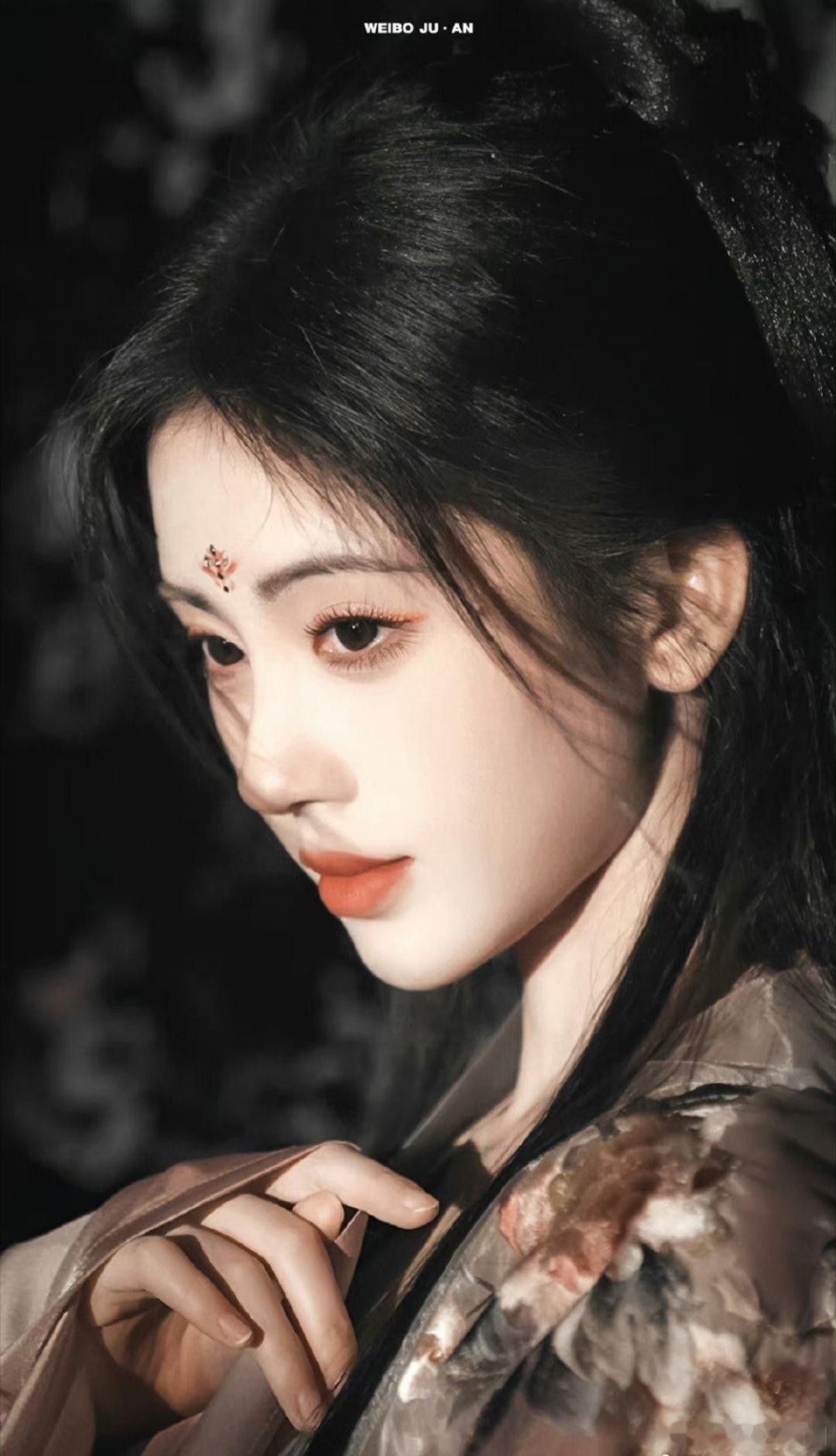 感觉鞠婧祎这个妆容[泪][泪][泪]除了多了眉心的装饰。。。和现代装区别大嘛？！