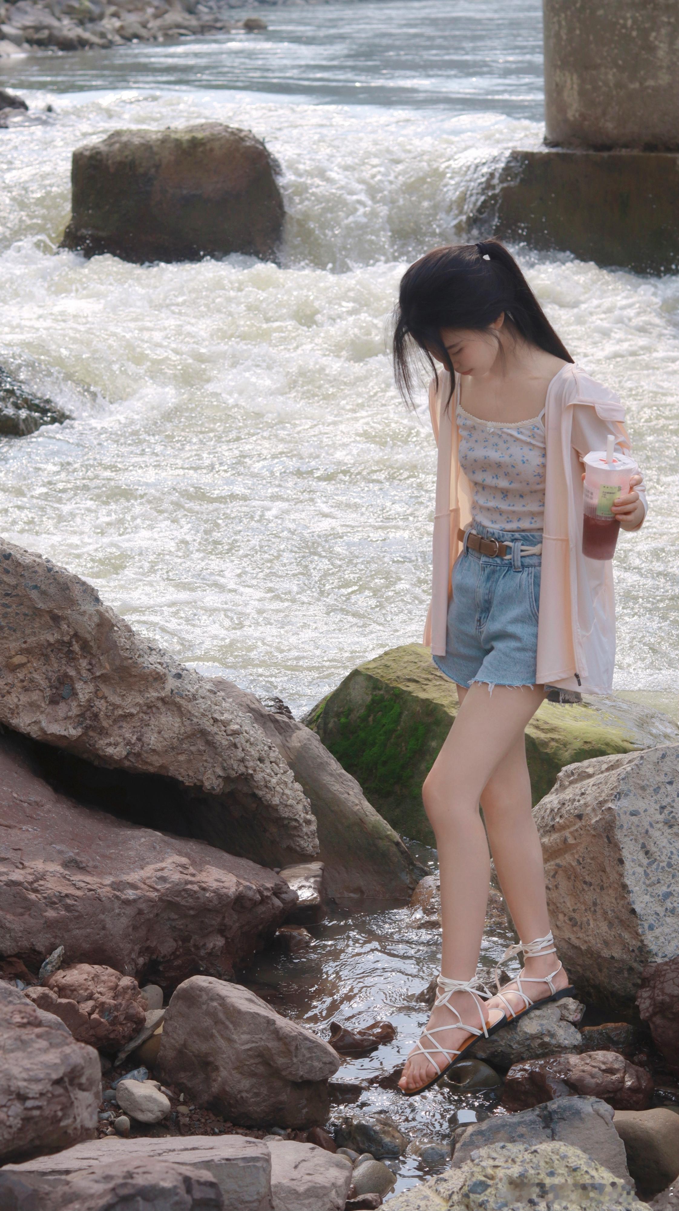 戏水的少女 ​​​