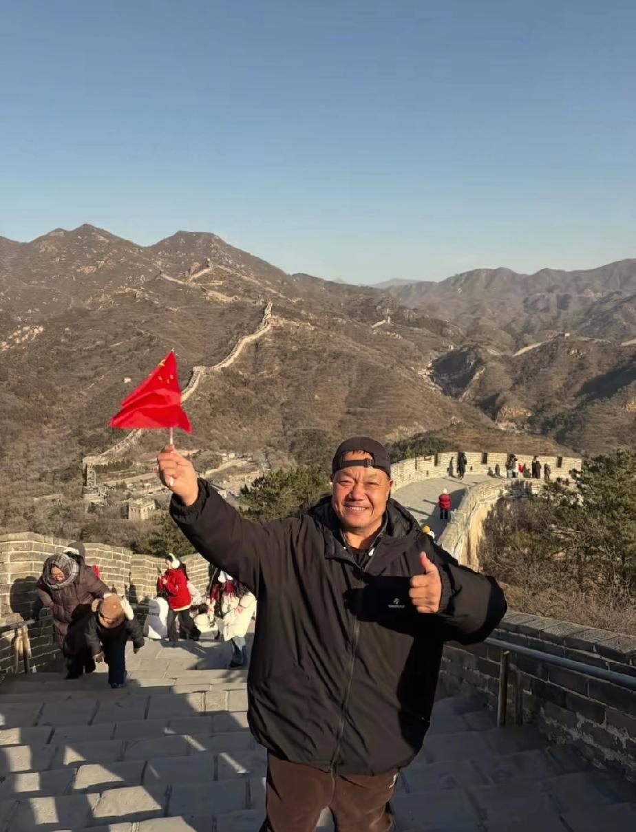 哑叔登上了长城，在从浙江带货返程后，终于更新了第一个视频。他状态极佳，尽管天气酷