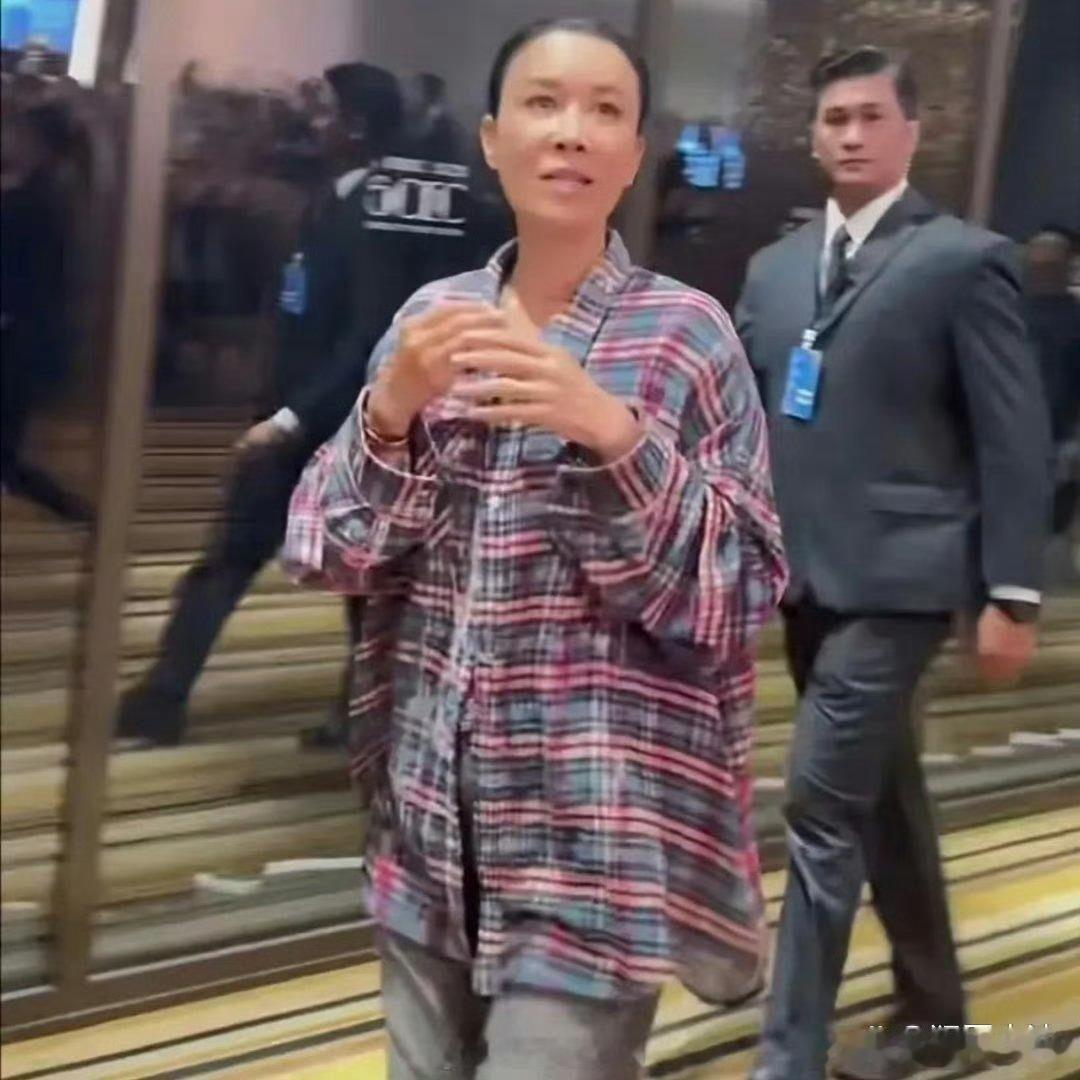 那英离开了美颜和滤镜是这样，原来明星素颜也和我们普通人一样，没啥区别。你们说是不