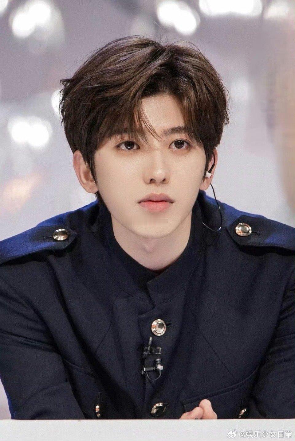 蔡徐坤印尼节目 舞台上的王者，制作人席上的导师，蔡徐坤总能带来惊喜。刚在深圳公园