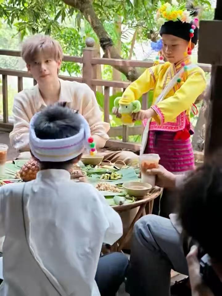 胡先煦 霸王茶姬胡先煦又换新发色了一眼就被吸引！胡先煦手里拿的是霸王茶姬的茶小象