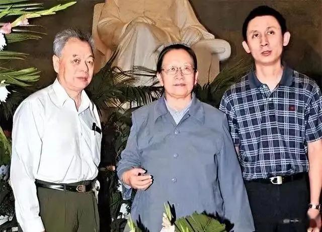 

他是江青亲外孙，从小成绩不好，18岁在亚运村当了服务员。

人到中年后，他开