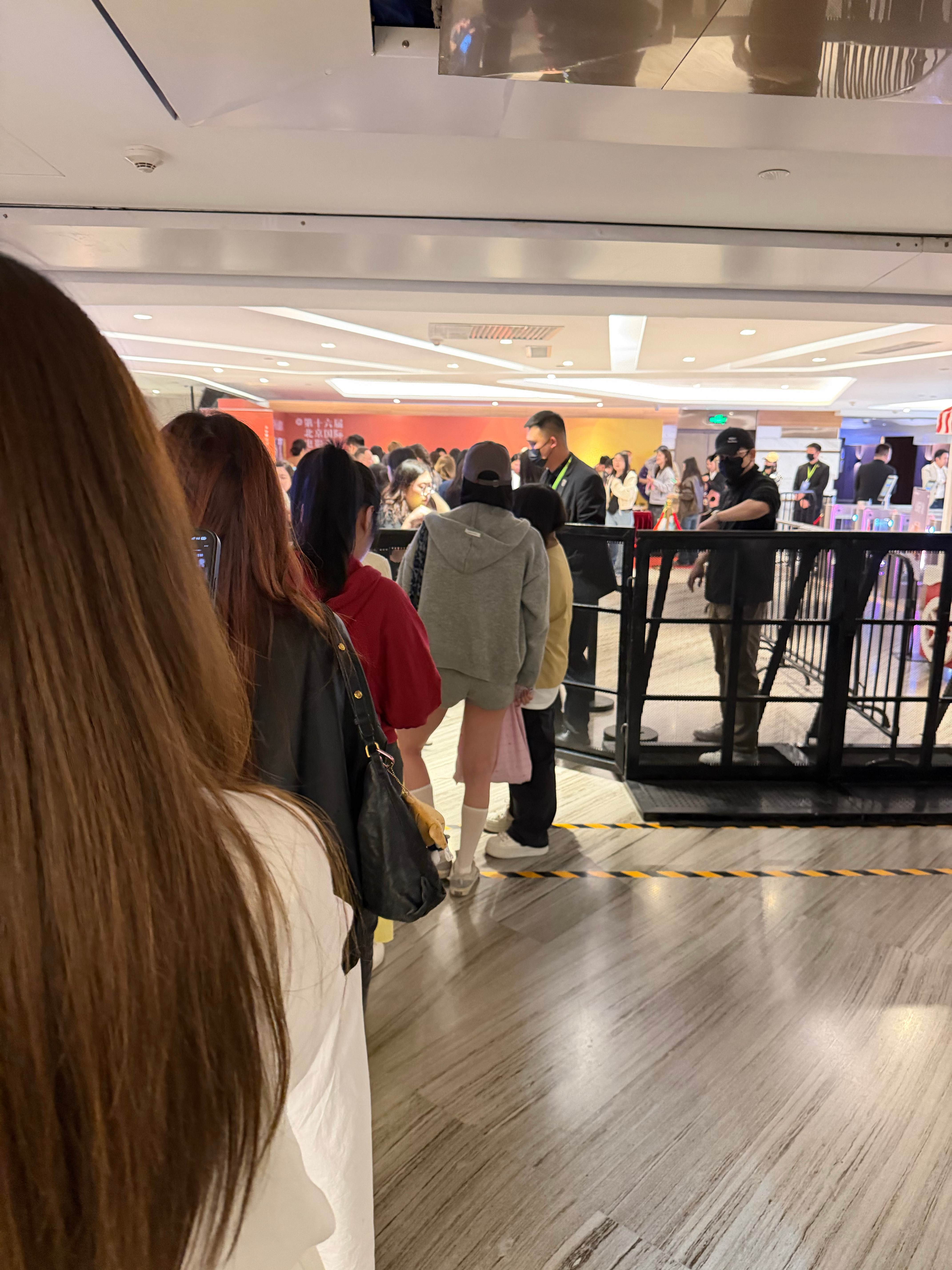 来看张凌赫人好多啊😧 