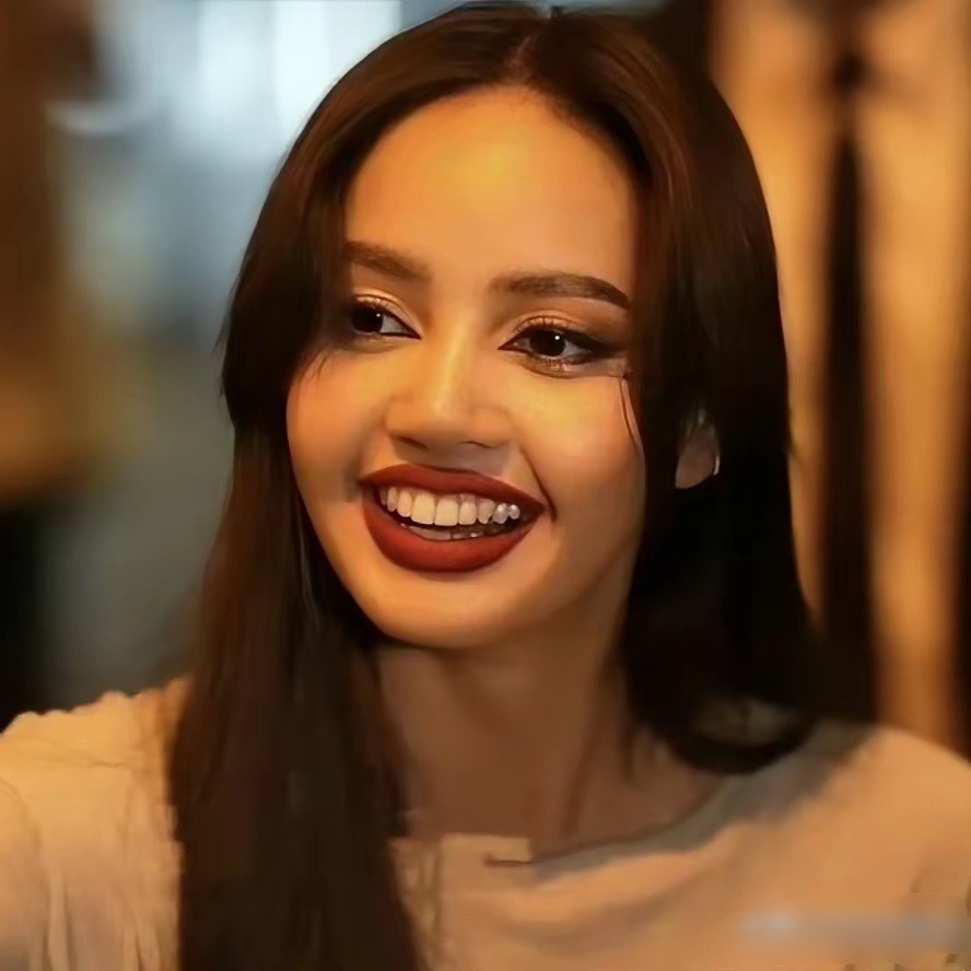 Lisa分手后不再迎合欧美市场，拍摄世界杯的广告，恢复铁刘海妆造 