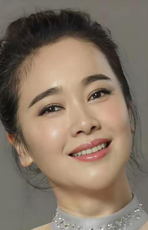 2026年3月，长沙一套公寓里，49岁的左小青正自己挪家具，脸上没施粉黛，却带着