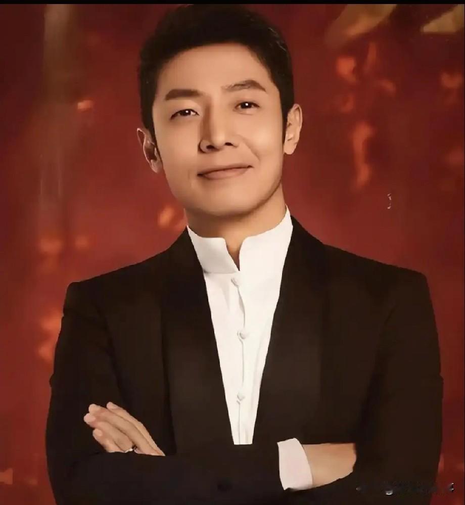 撒贝宁说，他有一次推开家门，差点心梗。俩龙凤胎正趴地上，啃他那双穿了一天的拖鞋，