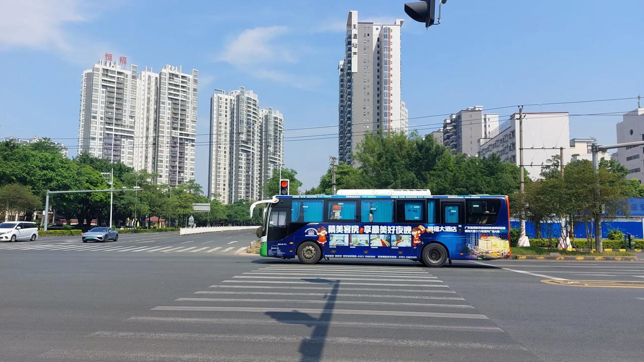 清远市新能源公交车有1000台吗？我的同学认为清远市下辖的2区2市4县所拥有的新