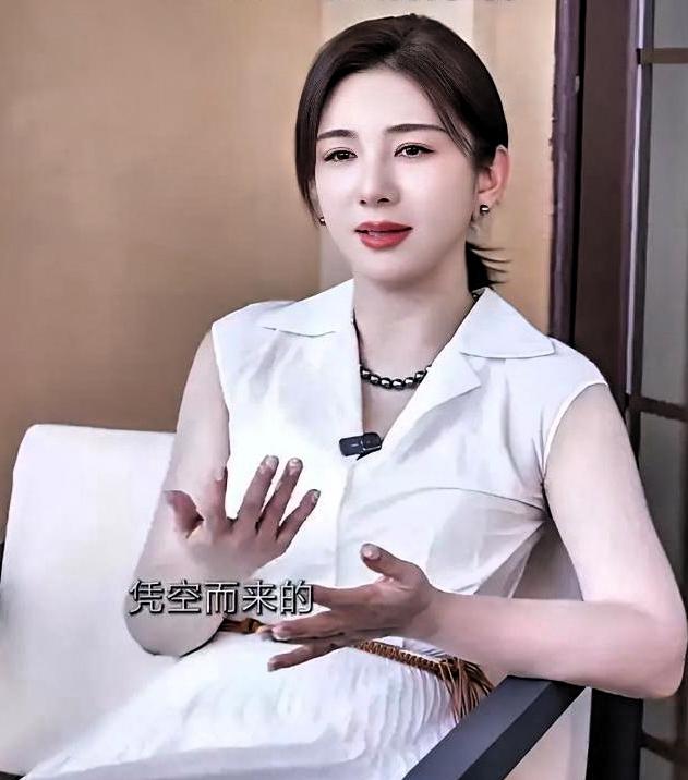 黄奕说起何润东的时候，眼睛突然亮了一下。

不是那种客套的“他人很好”。她停了两