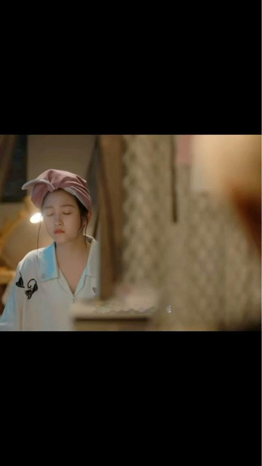 关晓彤关晓彤在拽姐赛道的地位 关晓彤的拽姐气质里还藏着一丝少女的灵动，这种甜酷交